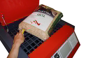 Стандартное дополнение пеллет из мешка весом 15 кг.